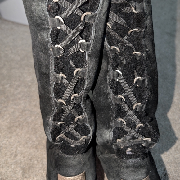 Size 8 ladies tall Uggs black - Picture 2 of 6